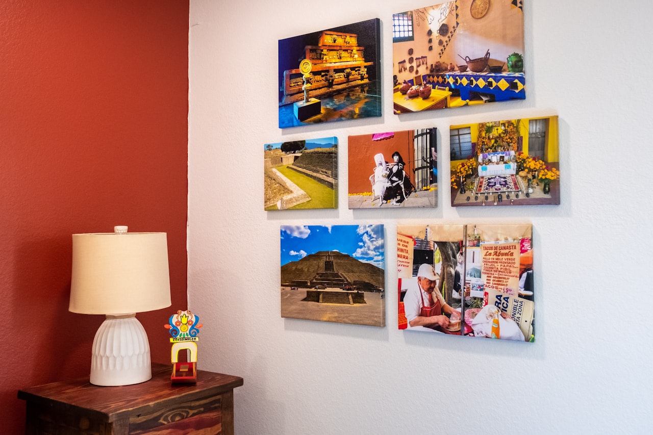 Galerijska stena z več tiskanimi fotografijami v dnevni sobi